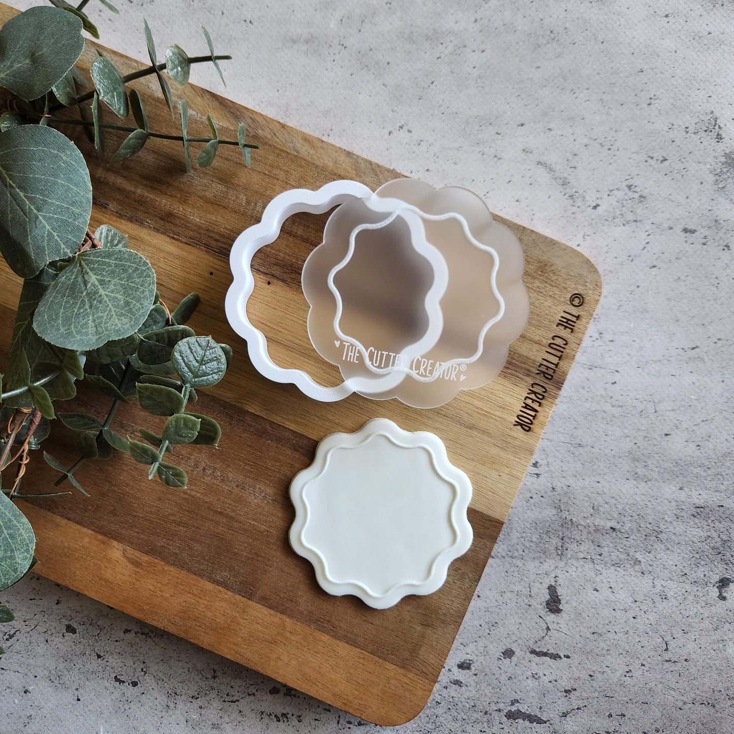 Wavy Circle Frame (Stamp Only)